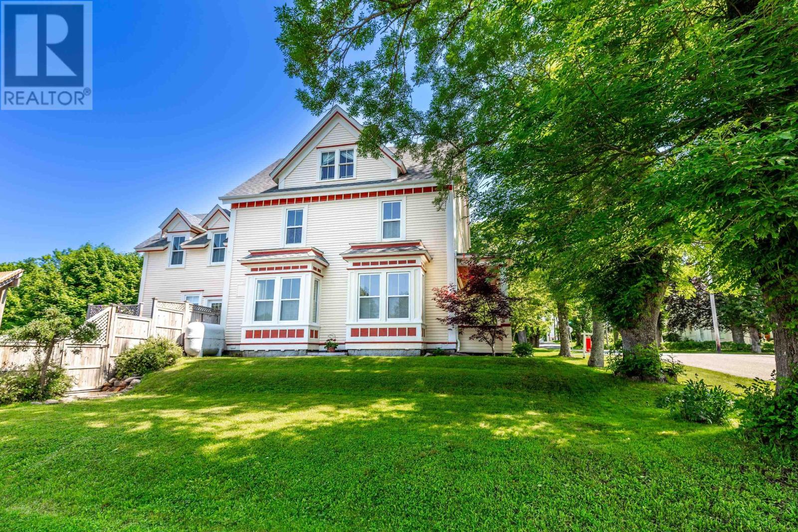 26 Mcdonald Street, Lunenburg, Nova Scotia B0J2C0