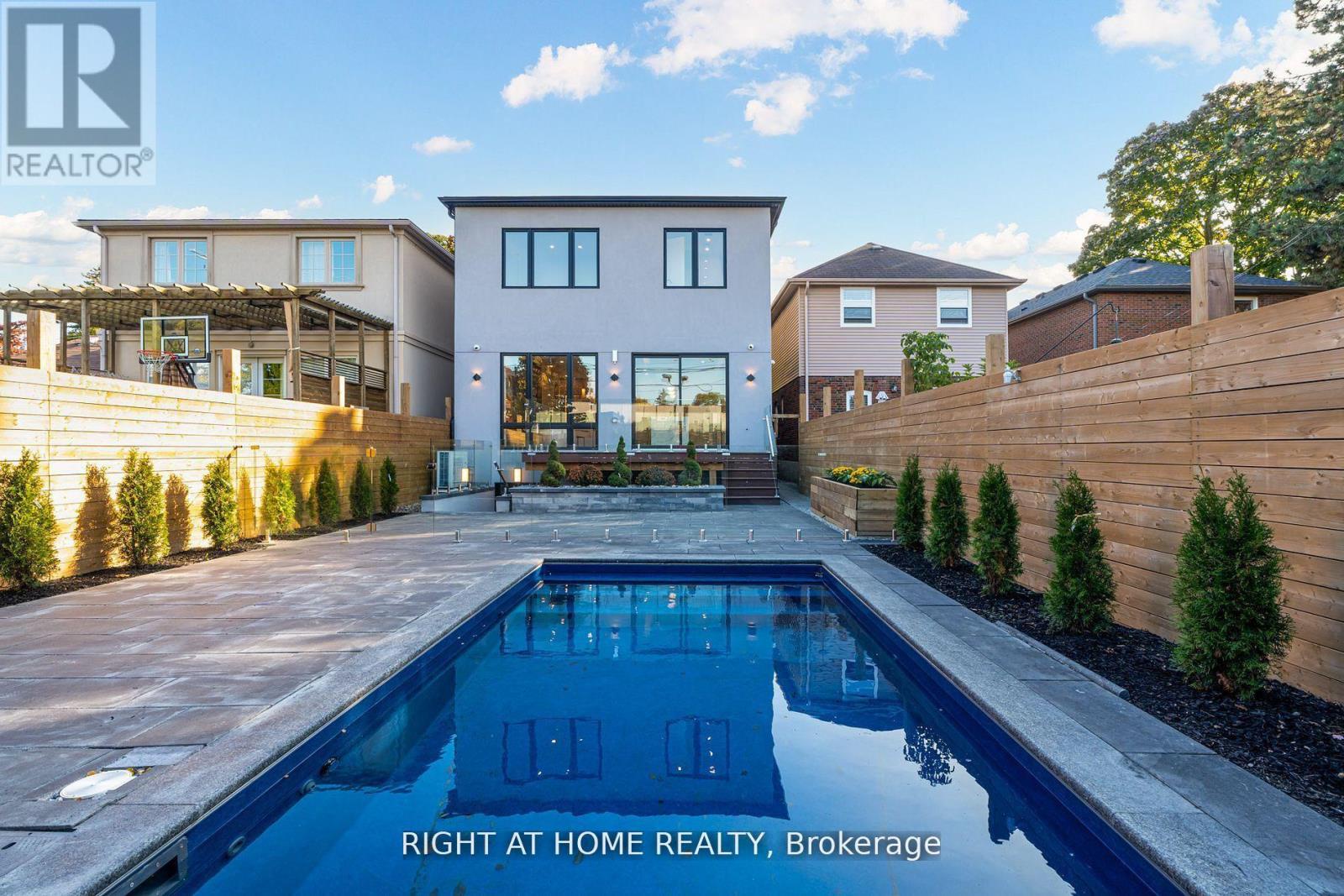 100 Glenvale Boulevard, Toronto (leaside), Ontario