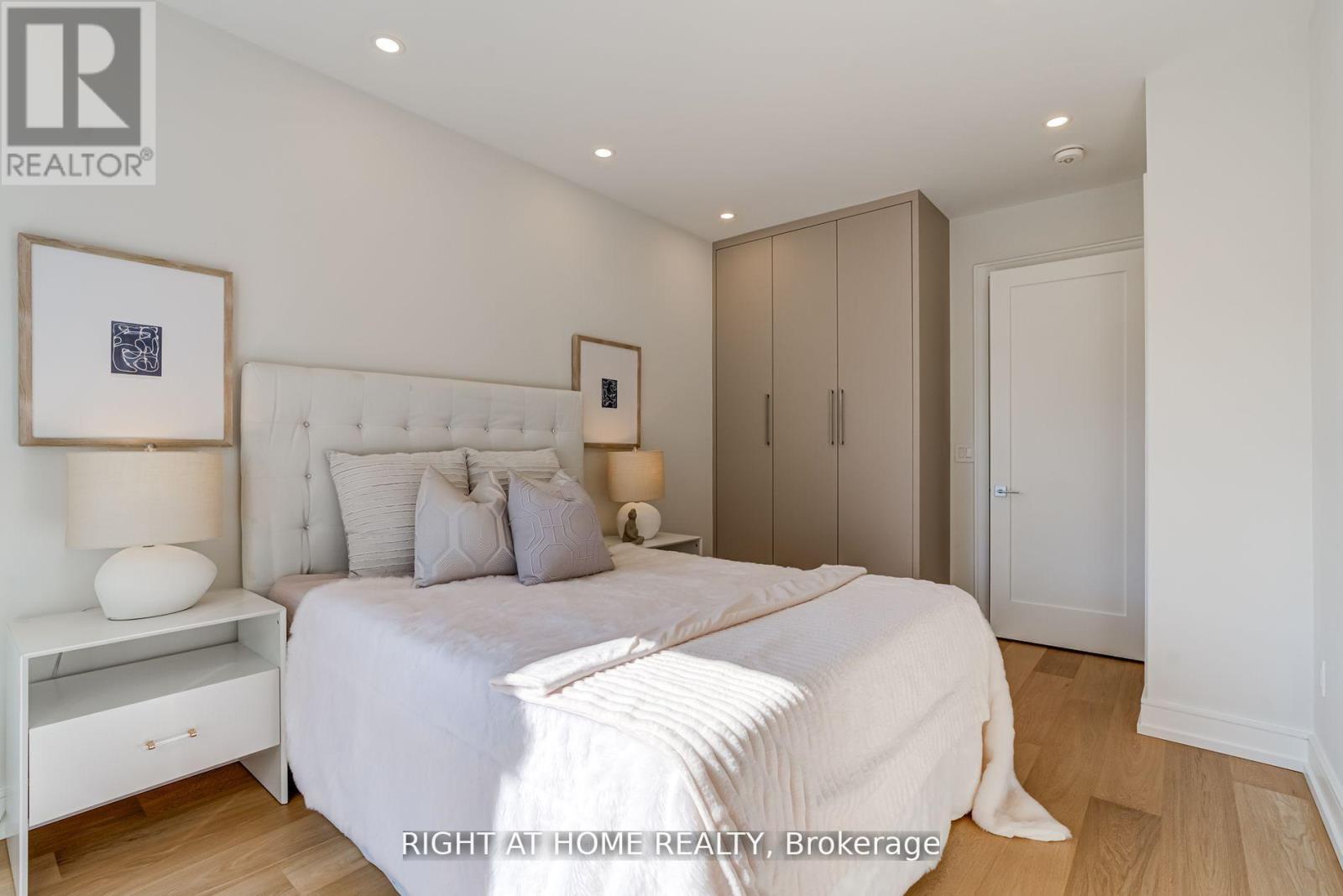 100 Glenvale Boulevard, Toronto (leaside), Ontario