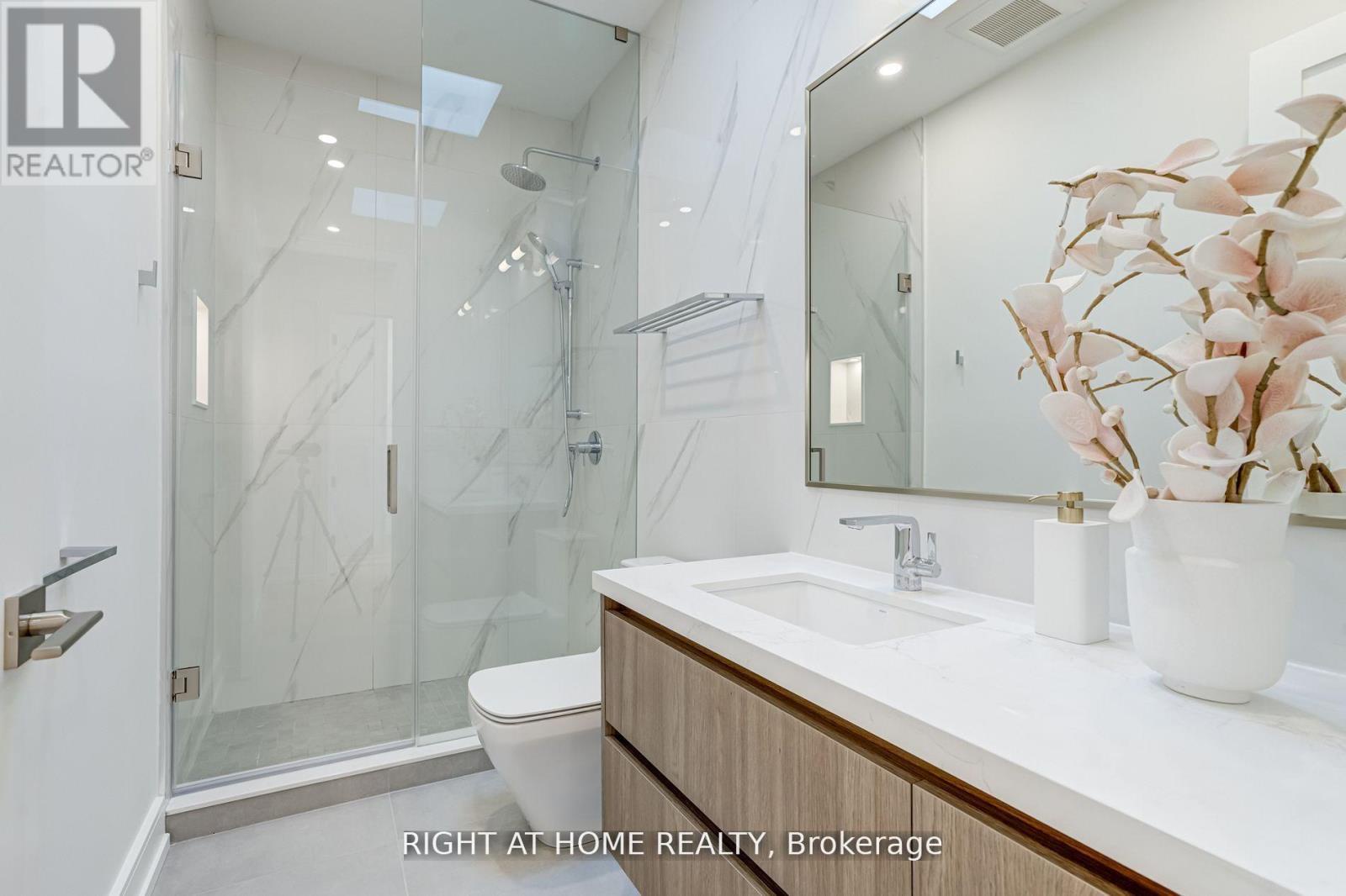 100 Glenvale Boulevard, Toronto (leaside), Ontario