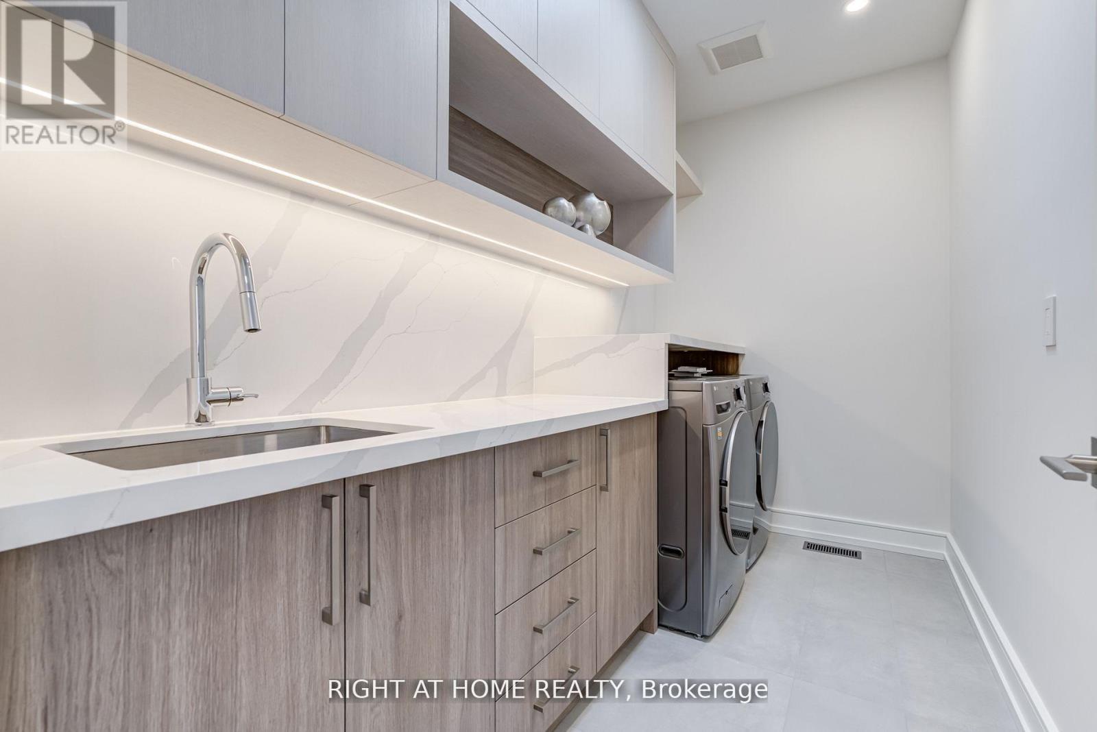 100 Glenvale Boulevard, Toronto (leaside), Ontario