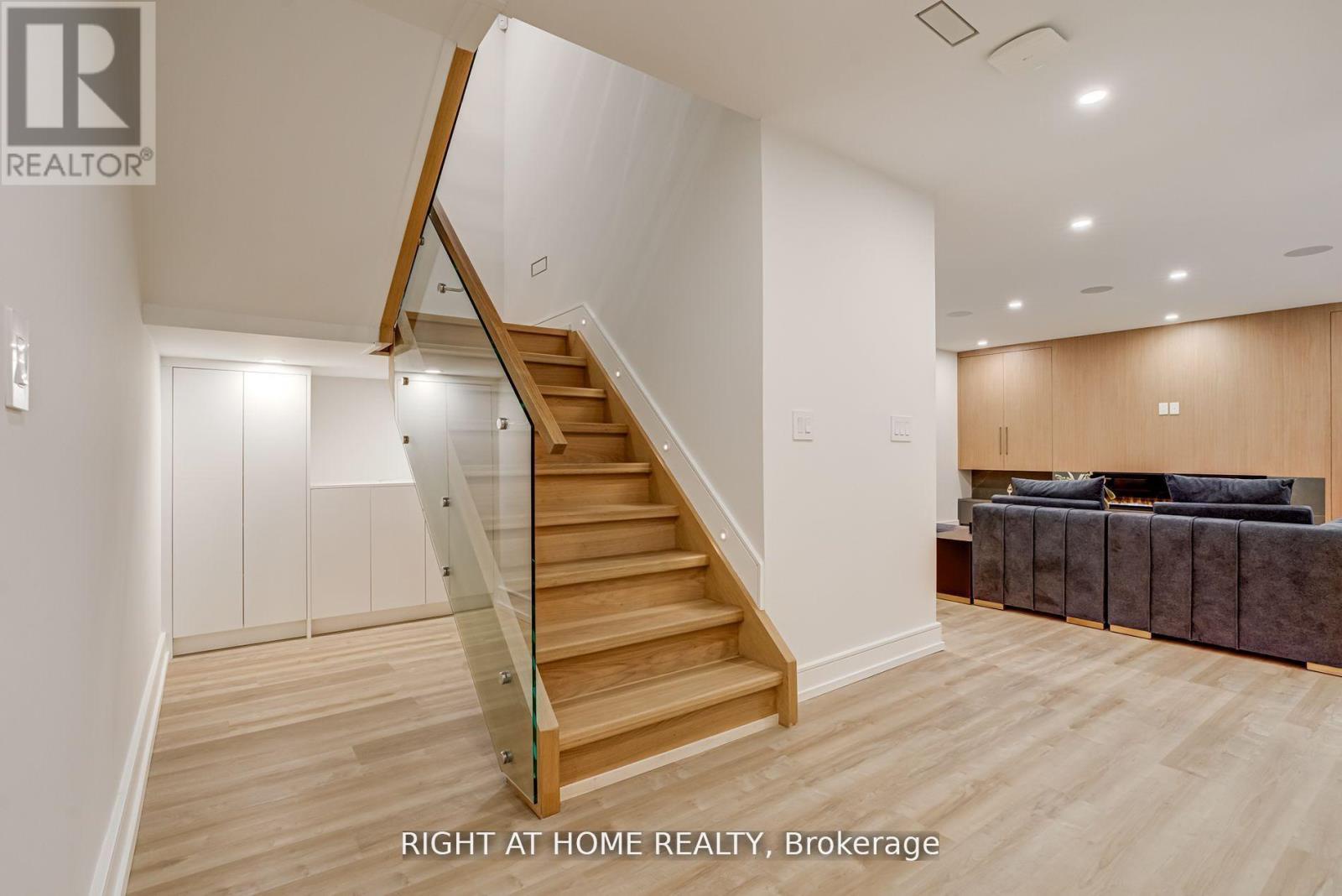 100 Glenvale Boulevard, Toronto (leaside), Ontario