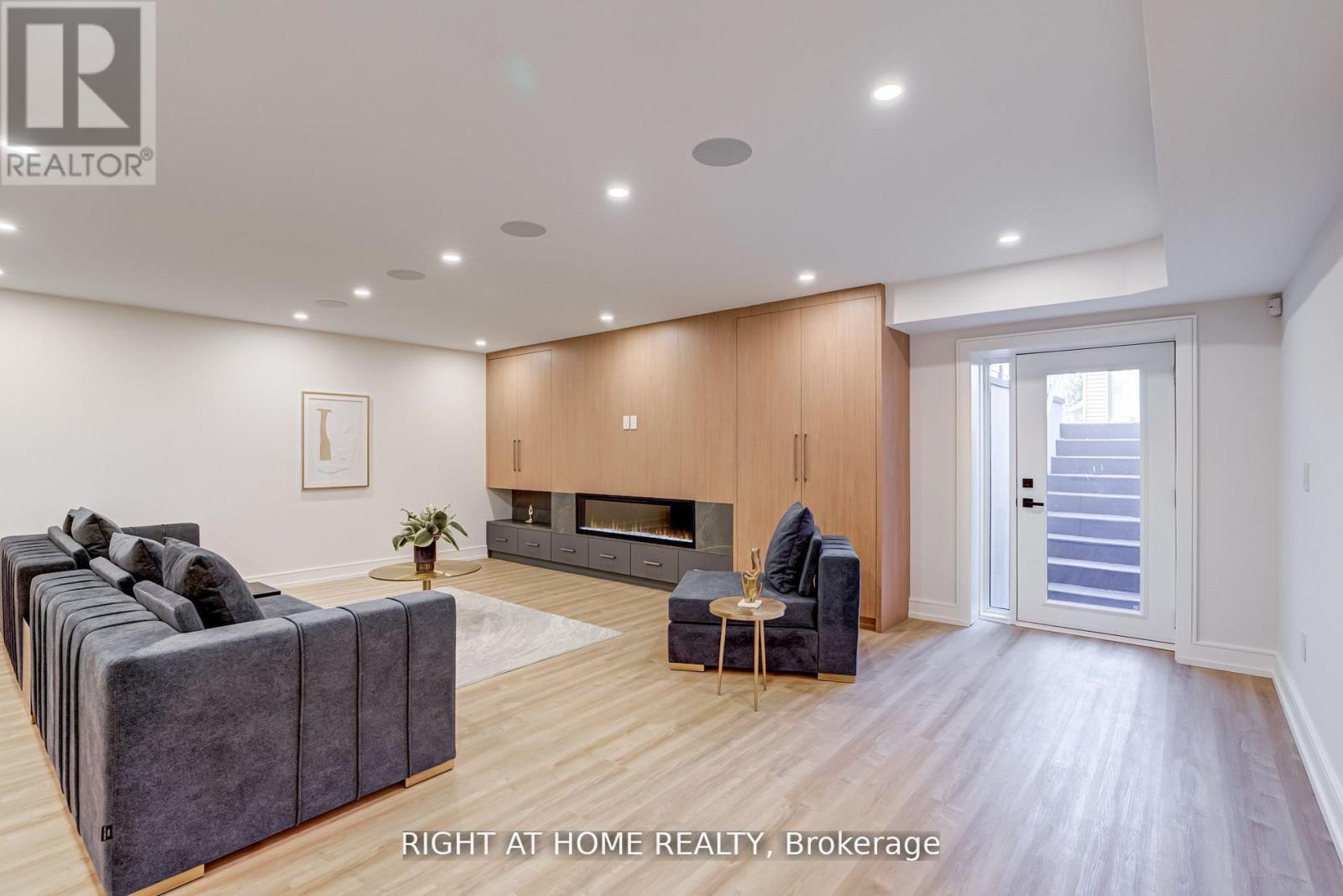 100 Glenvale Boulevard, Toronto (leaside), Ontario