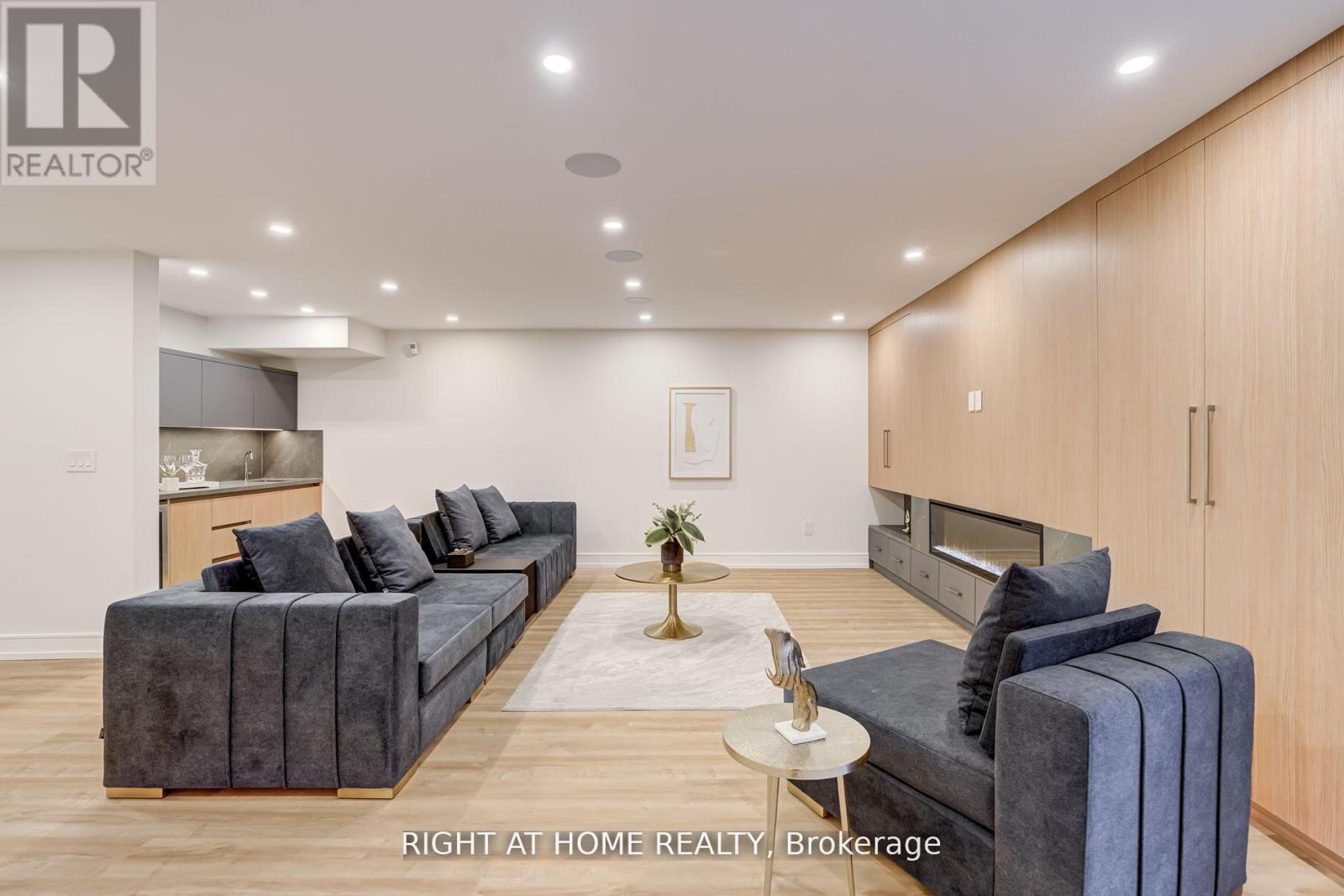 100 Glenvale Boulevard, Toronto (leaside), Ontario