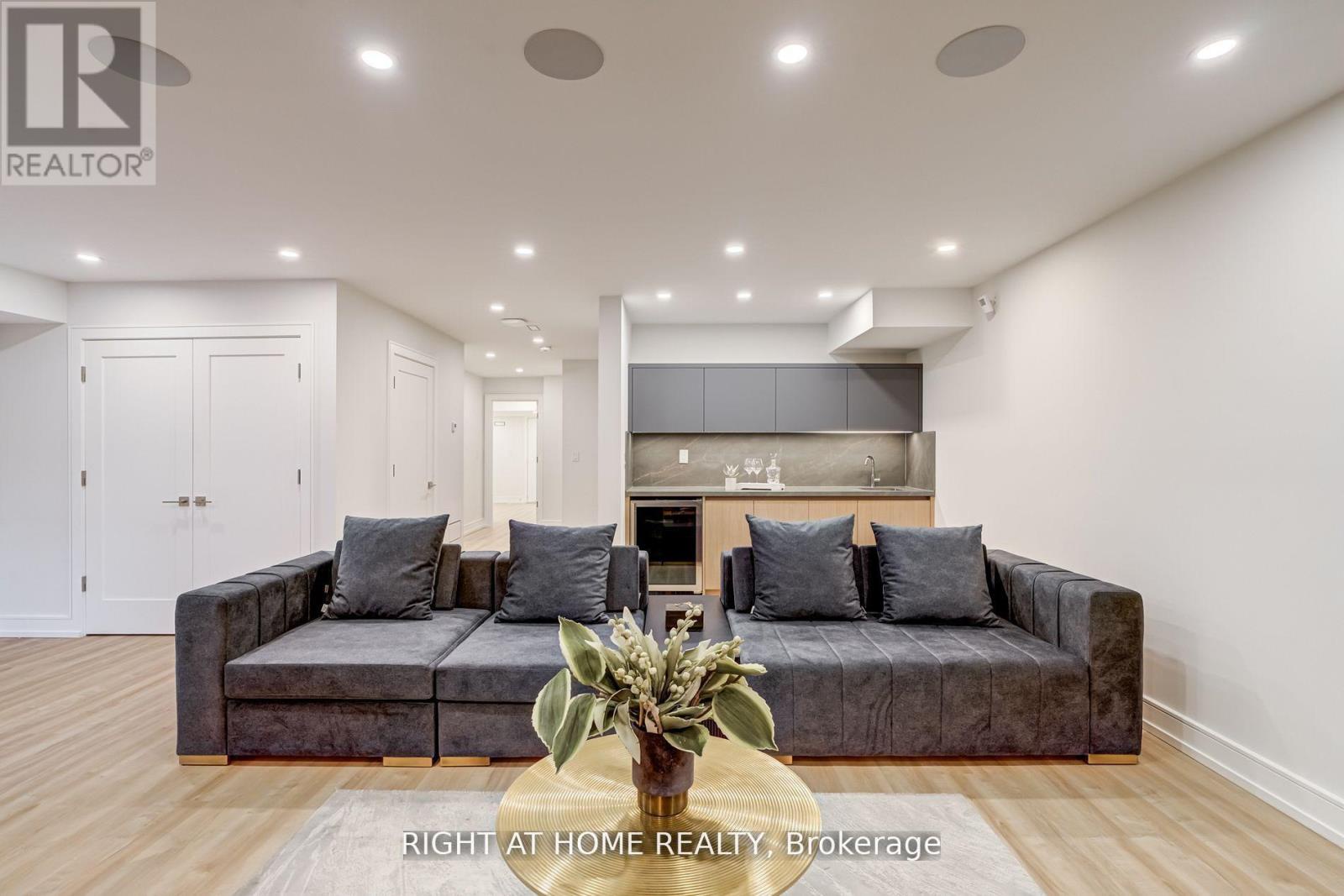 100 Glenvale Boulevard, Toronto (leaside), Ontario