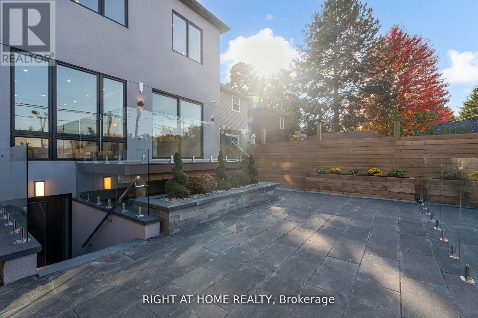 100 Glenvale Boulevard, Toronto (leaside), Ontario