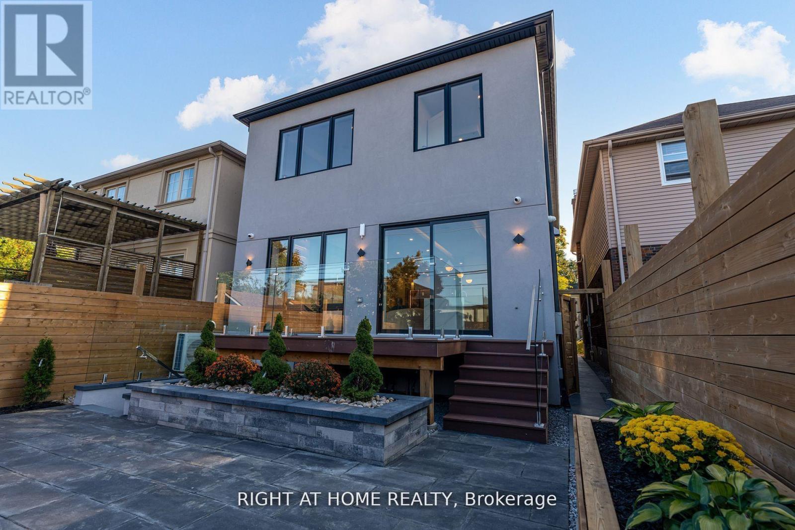 100 Glenvale Boulevard, Toronto (leaside), Ontario