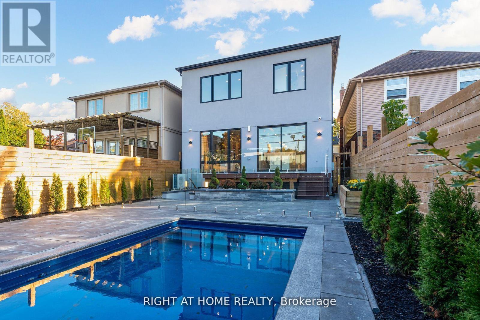 100 Glenvale Boulevard, Toronto (leaside), Ontario