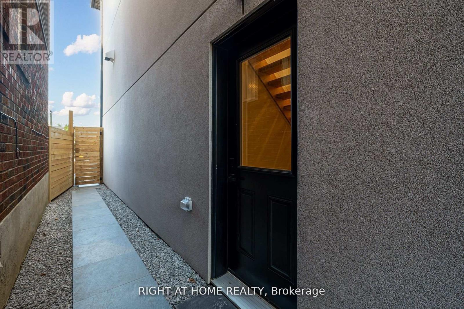 100 Glenvale Boulevard, Toronto (leaside), Ontario