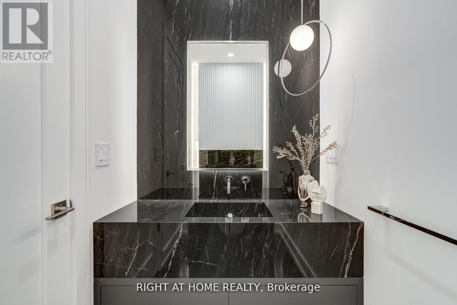 100 Glenvale Boulevard, Toronto (leaside), Ontario