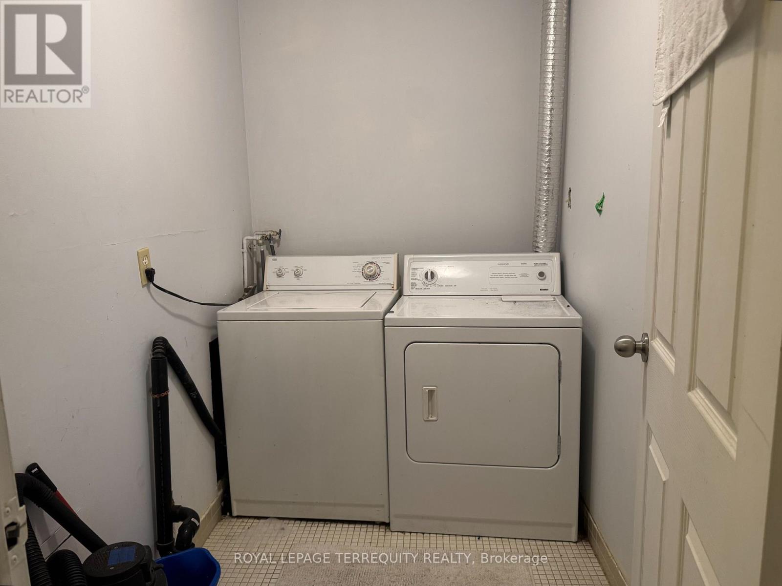 409 - 15 London Green Court, Toronto (glenfield-jane Heights), Ontario