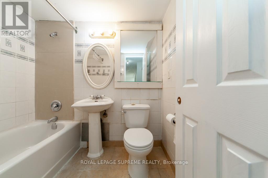 908 - 940 Caledonia Road, Toronto (yorkdale-glen Park), Ontario