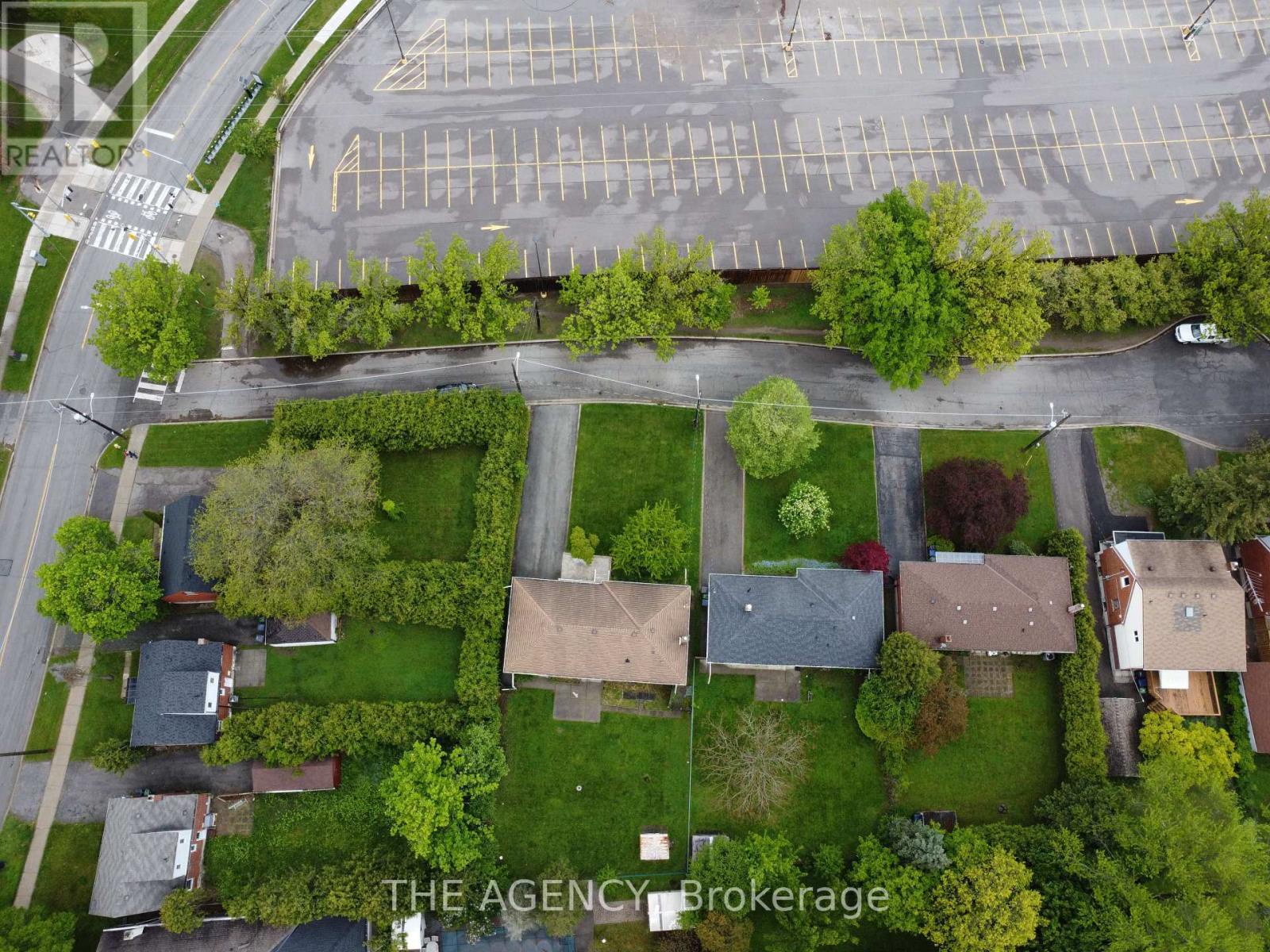 135 Blake Avenue, Toronto (newtonbrook West), Ontario