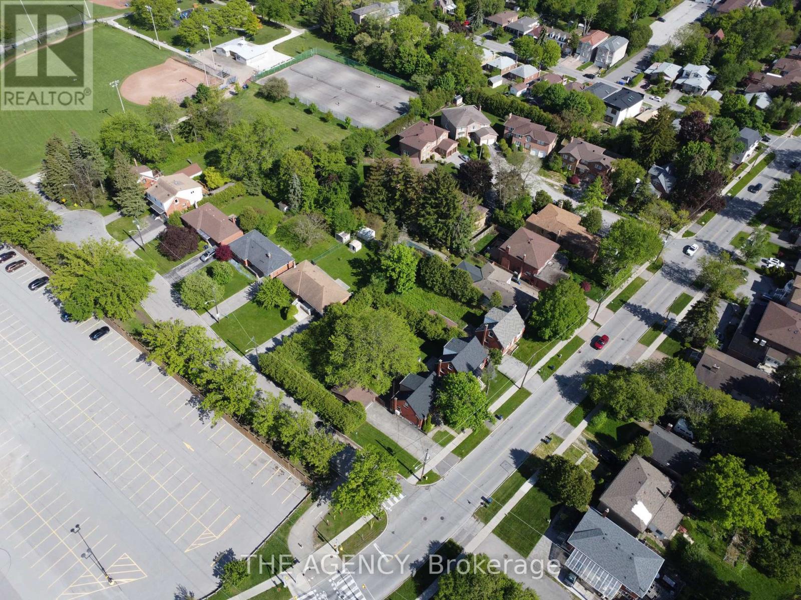 135 Blake Avenue, Toronto (newtonbrook West), Ontario