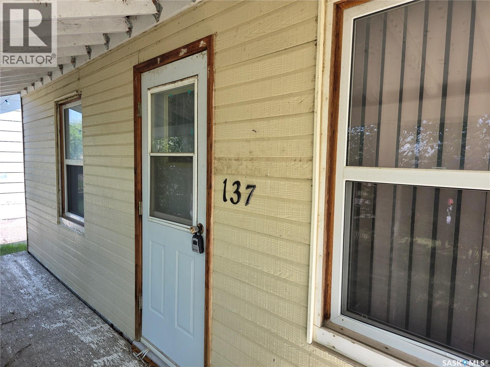 137 3rd Street W, Ponteix, Saskatchewan