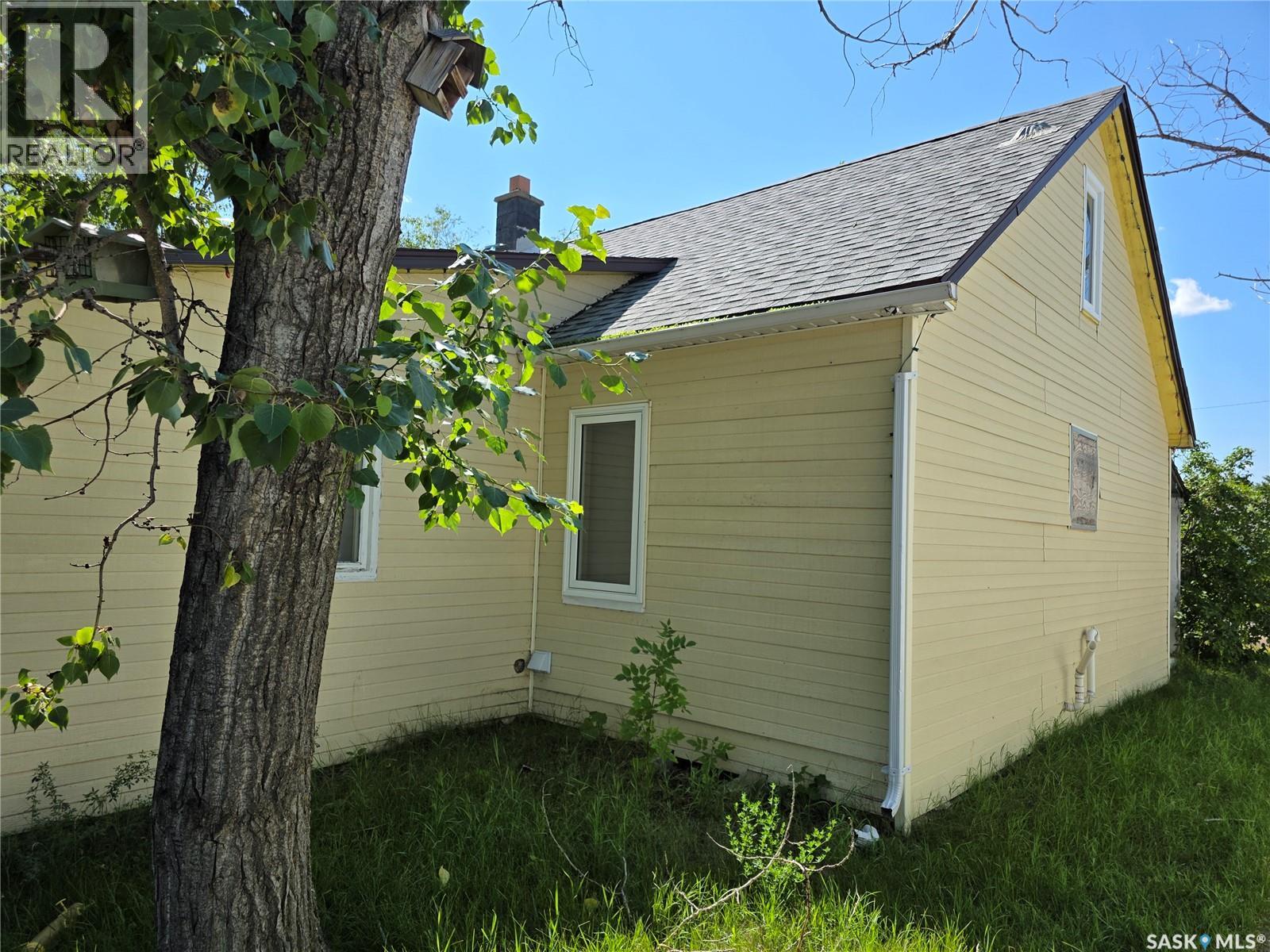 137 3rd Street W, Ponteix, Saskatchewan