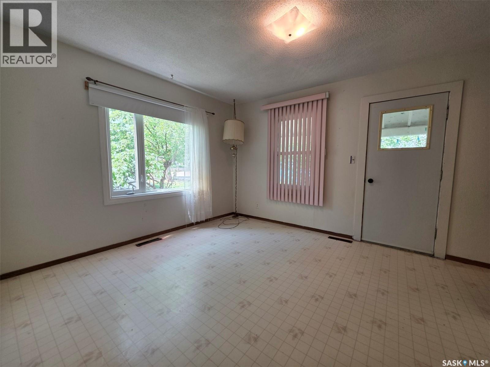 137 3rd Street W, Ponteix, Saskatchewan