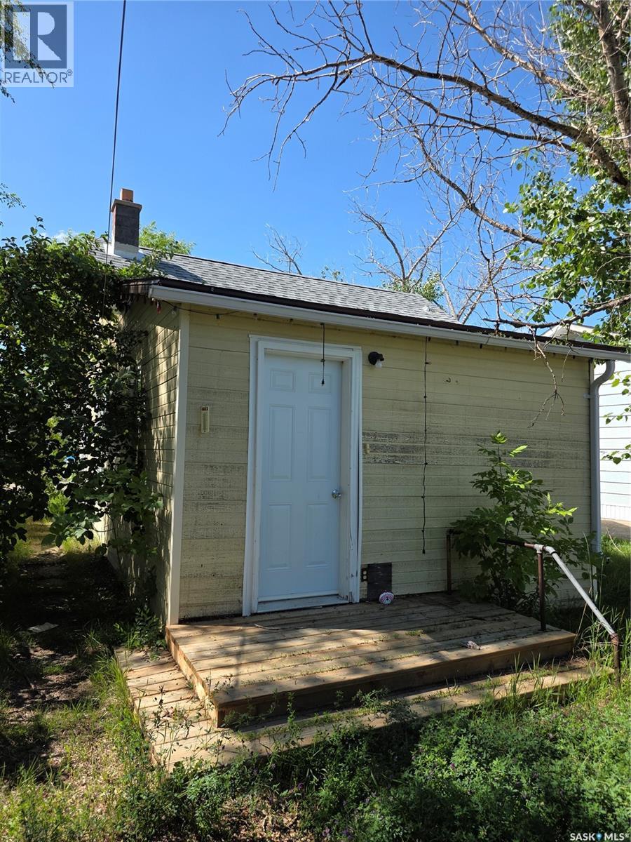 137 3rd Street W, Ponteix, Saskatchewan