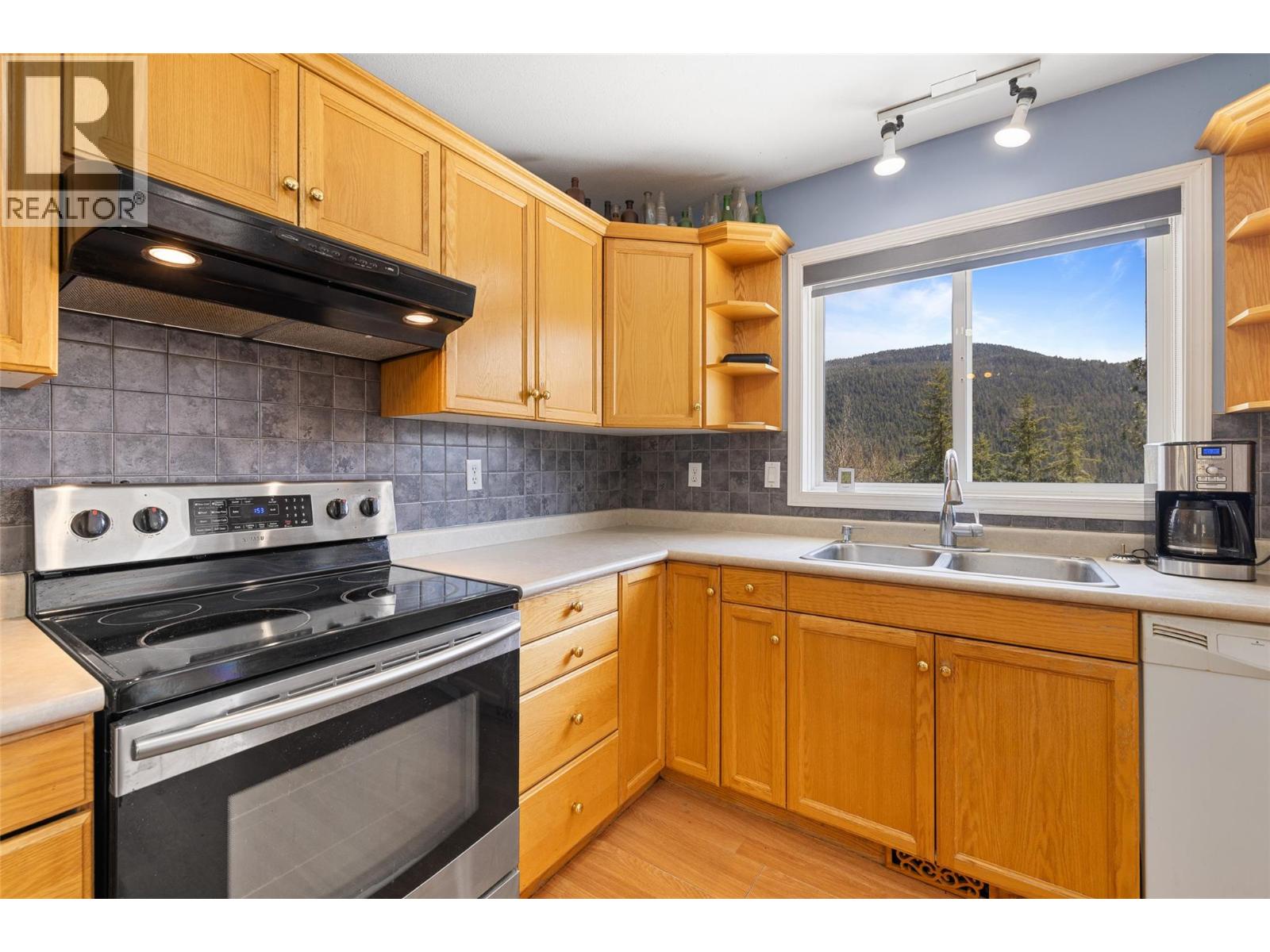 7114 Goshawk Road, Kelowna, British Columbia