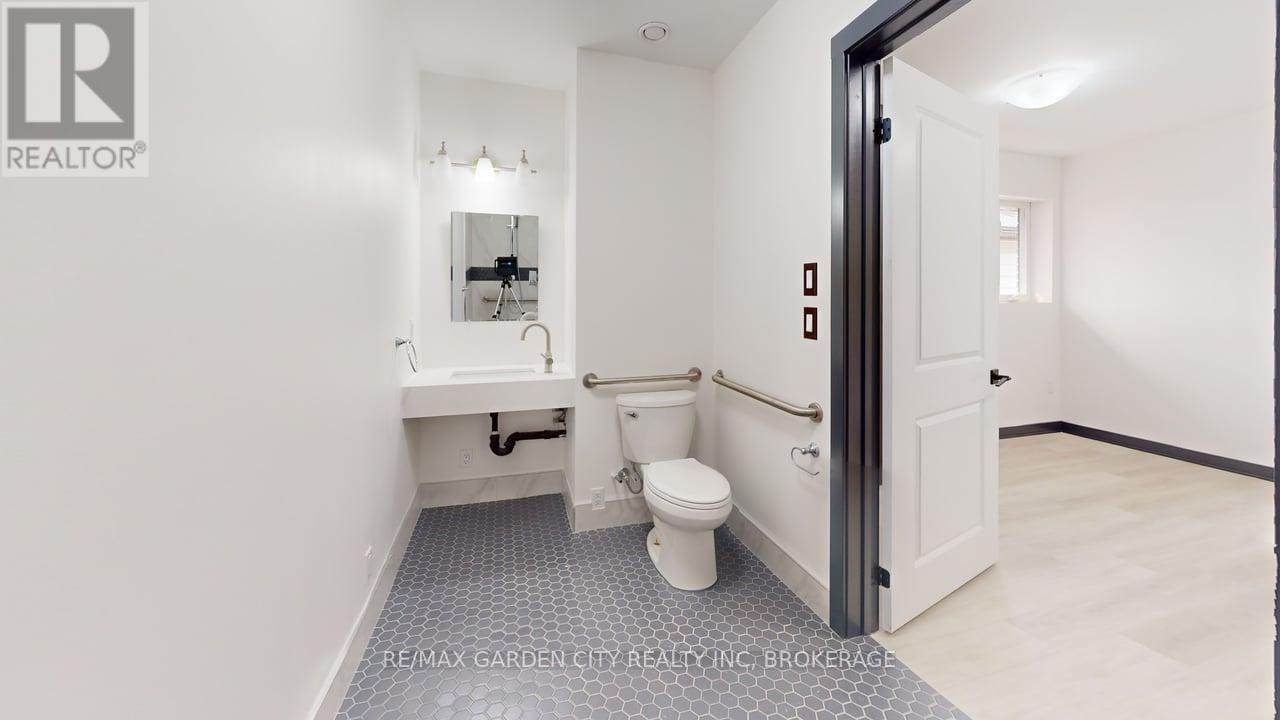 23 Warren Avenue, Hamilton (balfour), Ontario