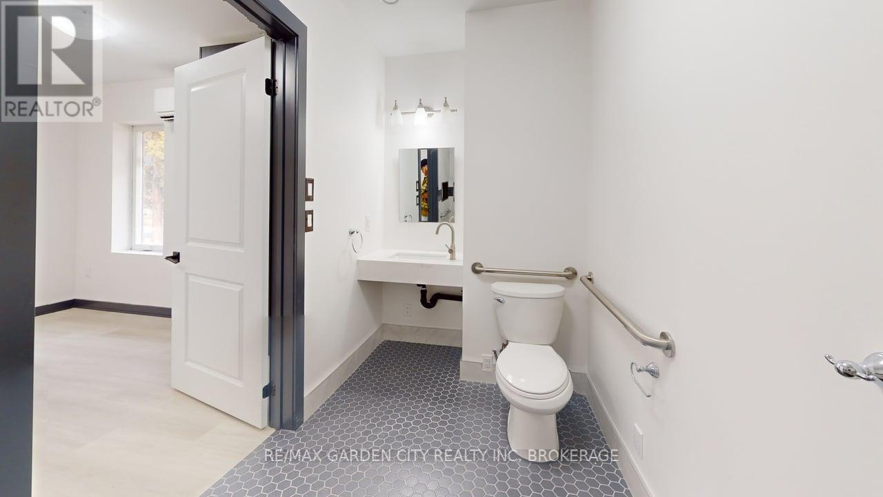 23 Warren Avenue, Hamilton (balfour), Ontario