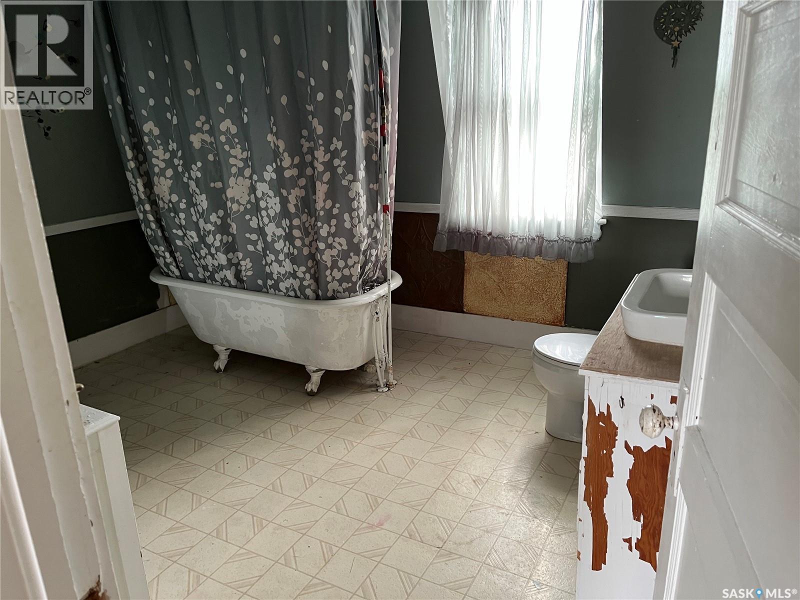 239 4th Avenue W, Gravelbourg, Saskatchewan