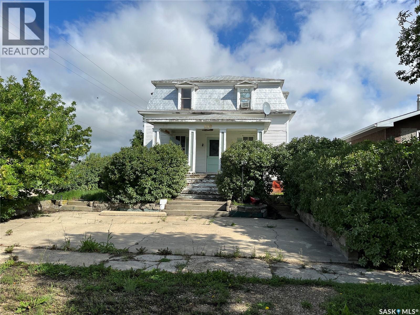 239 4th Avenue W, Gravelbourg, Saskatchewan