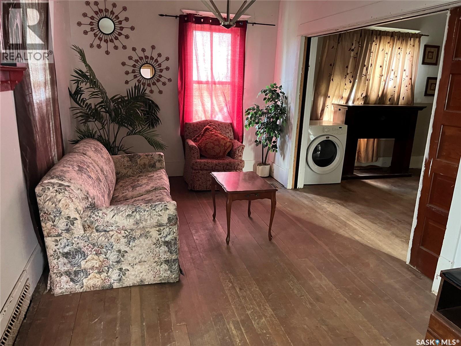 239 4th Avenue W, Gravelbourg, Saskatchewan