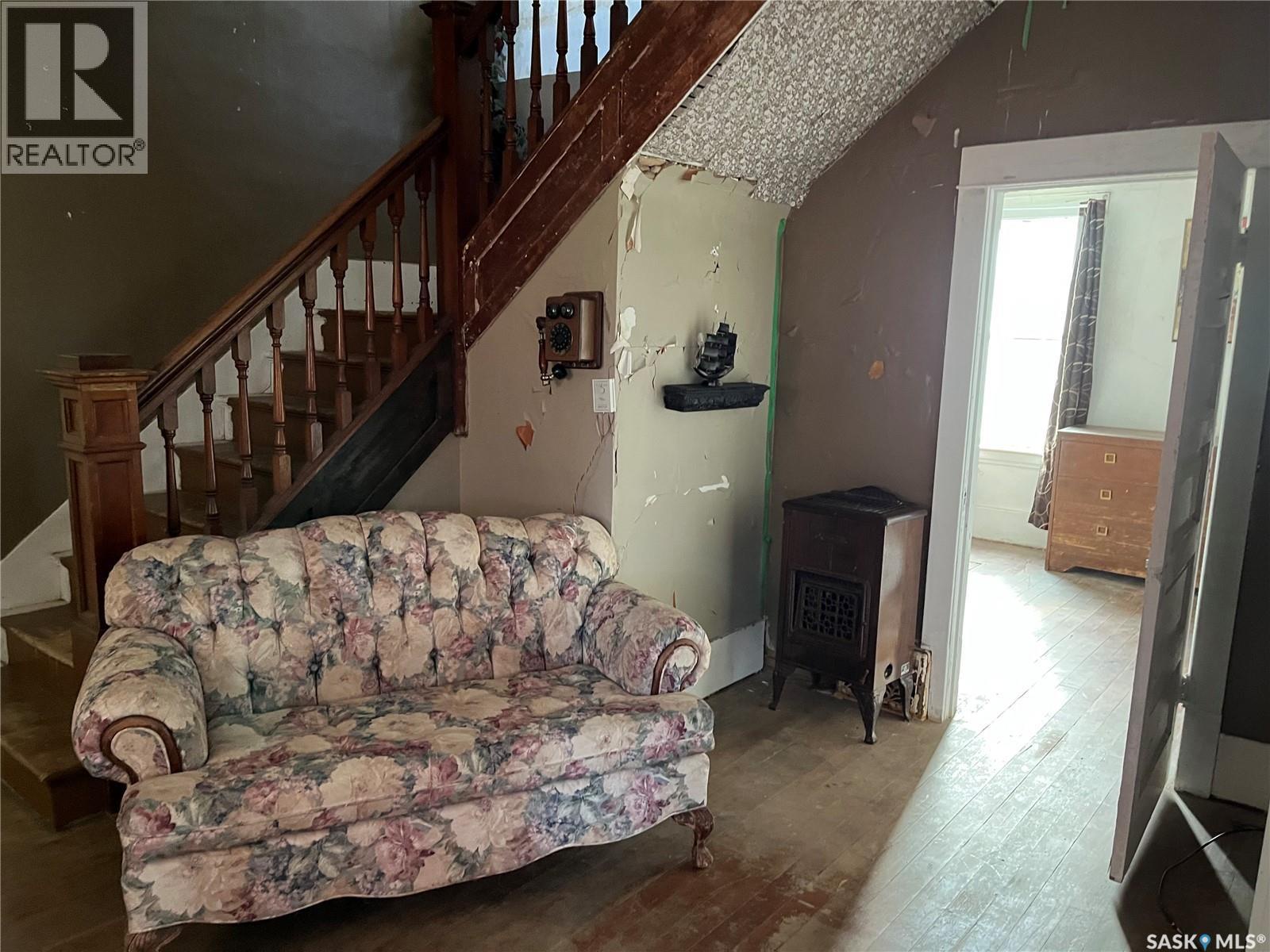 239 4th Avenue W, Gravelbourg, Saskatchewan