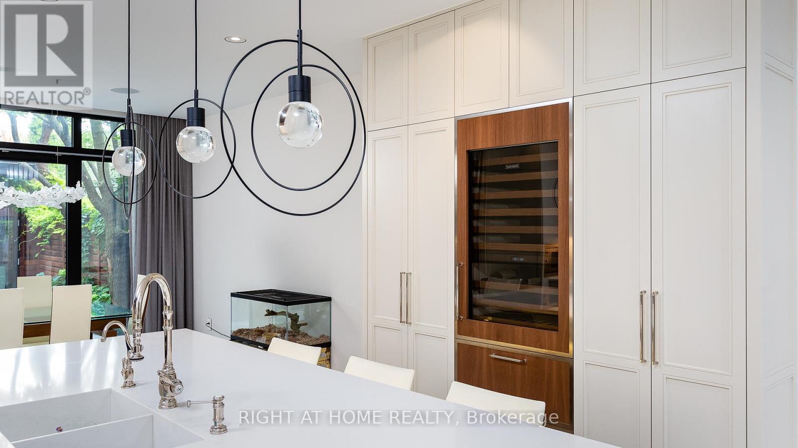 53 Hazelton Avenue, Toronto (annex), Ontario