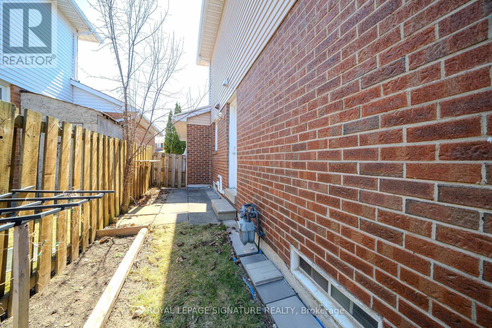 2 Summertime Court, Brampton (heart Lake West), Ontario