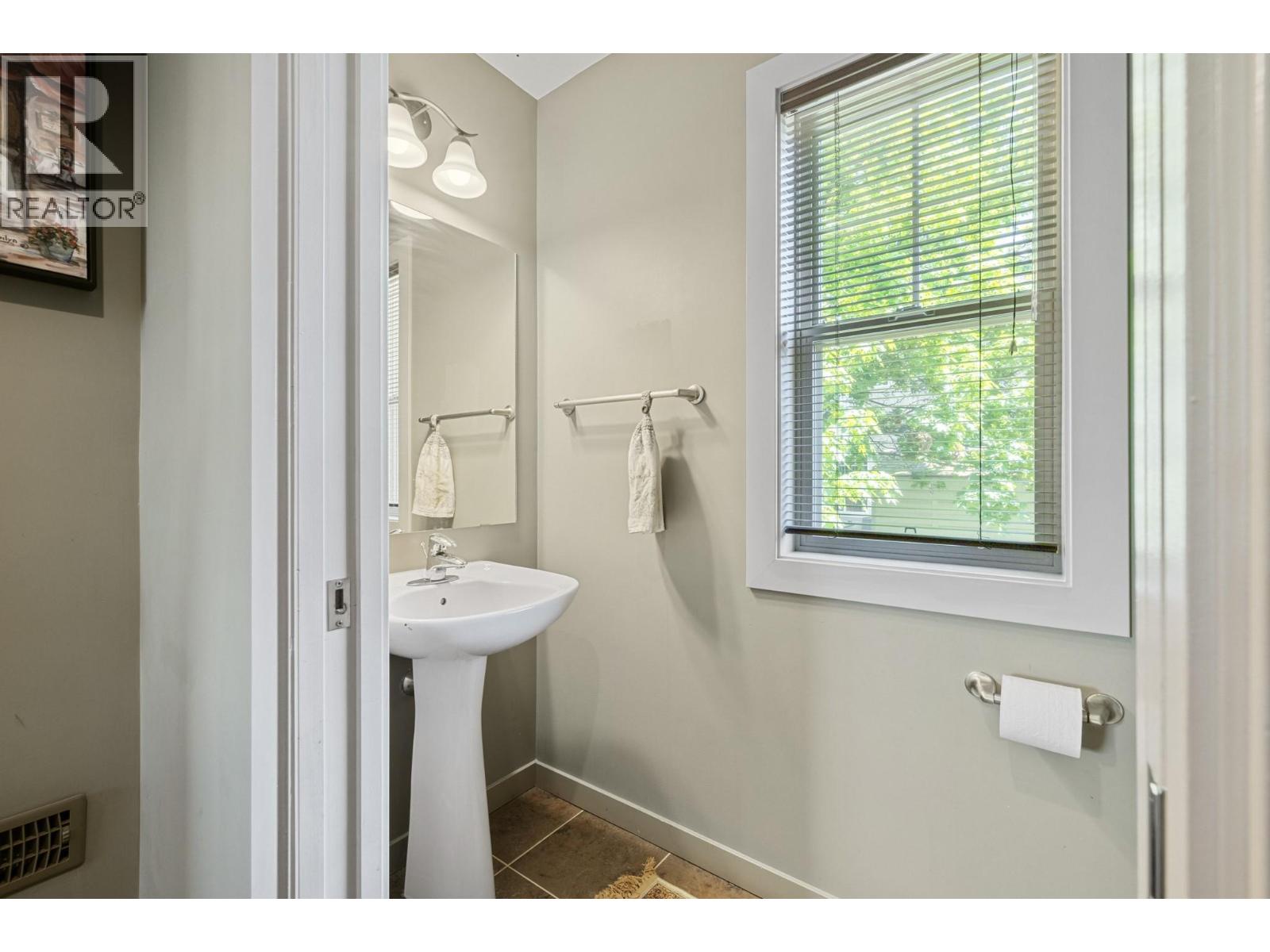 146 Mccurdy Road Unit# 2, Kelowna, British Columbia