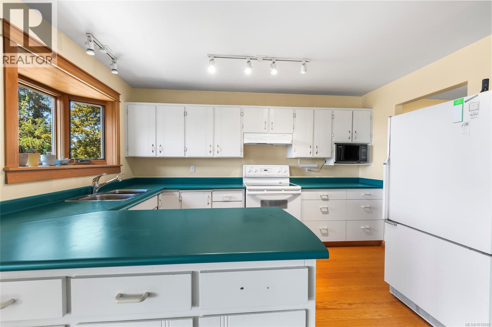 3705 Signal Hill Rd, Pender Island, British Columbia