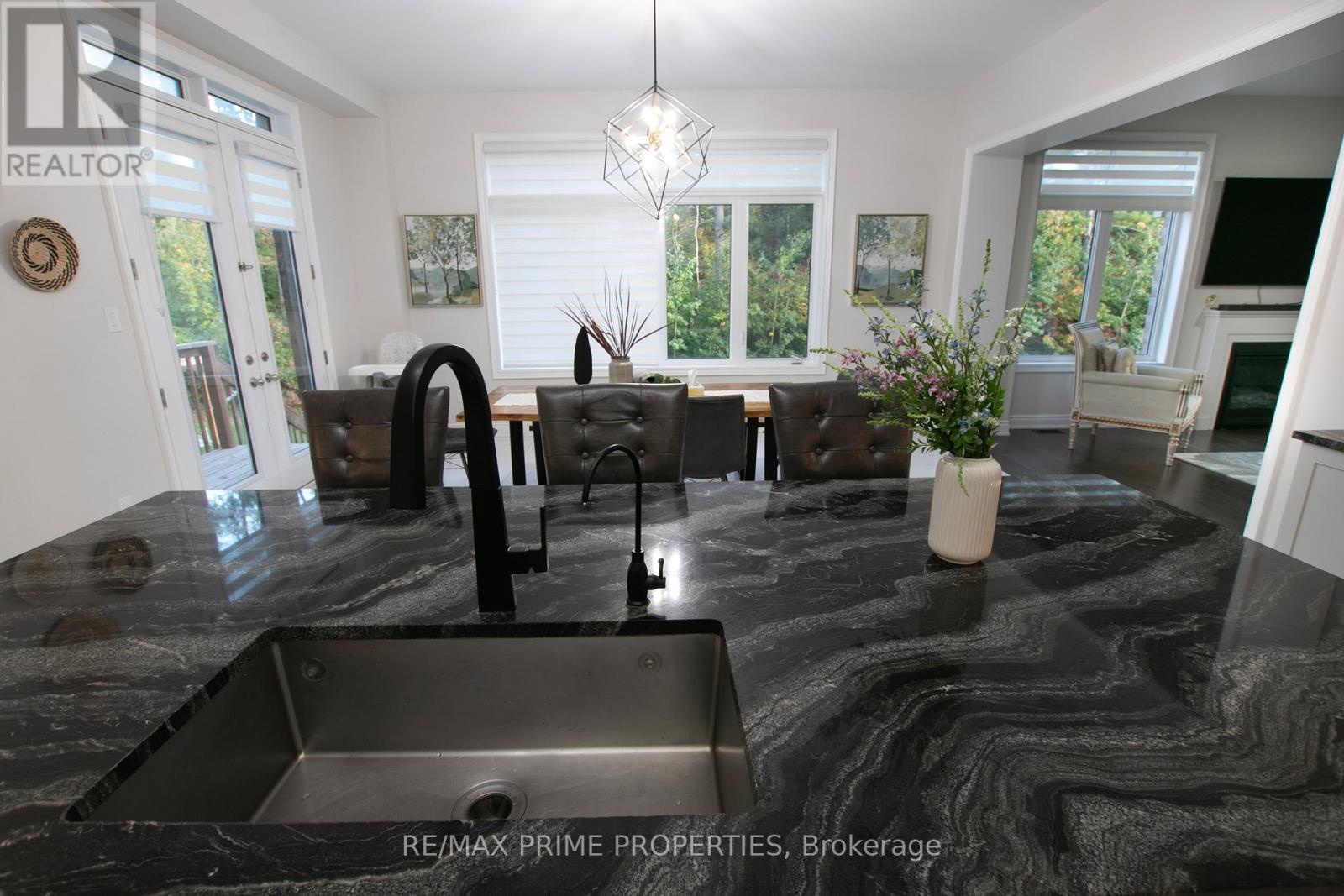 65 Redmond Crescent, Springwater (centre Vespra), Ontario