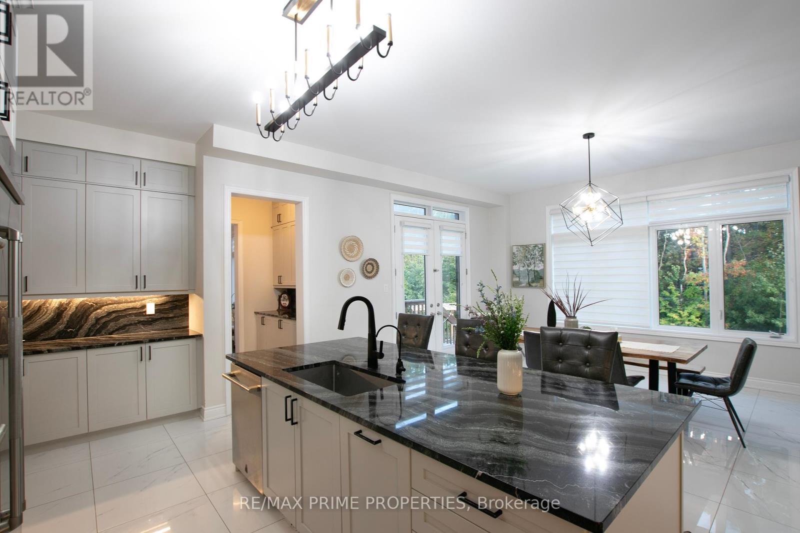 65 Redmond Crescent, Springwater (centre Vespra), Ontario