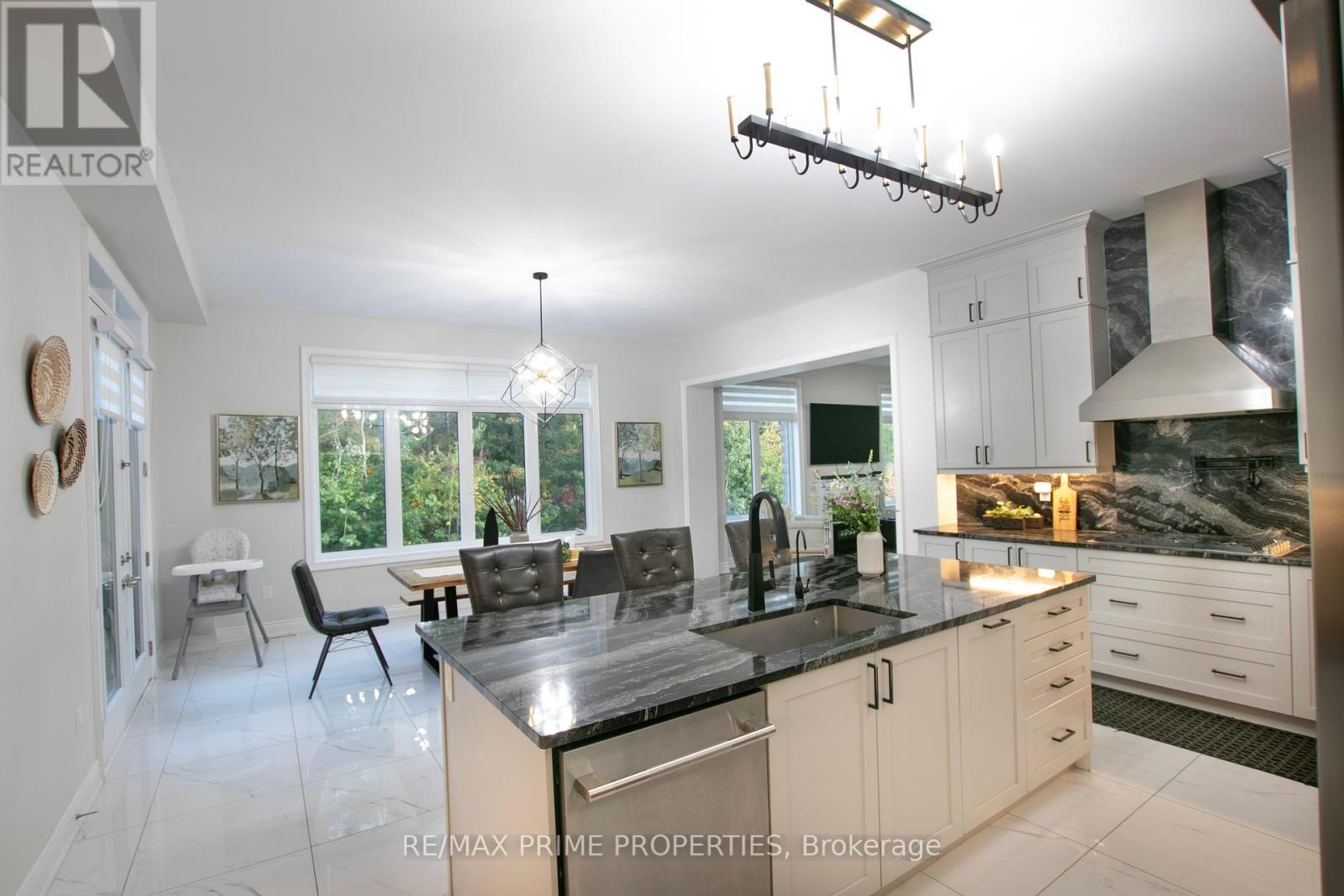 65 Redmond Crescent, Springwater (centre Vespra), Ontario