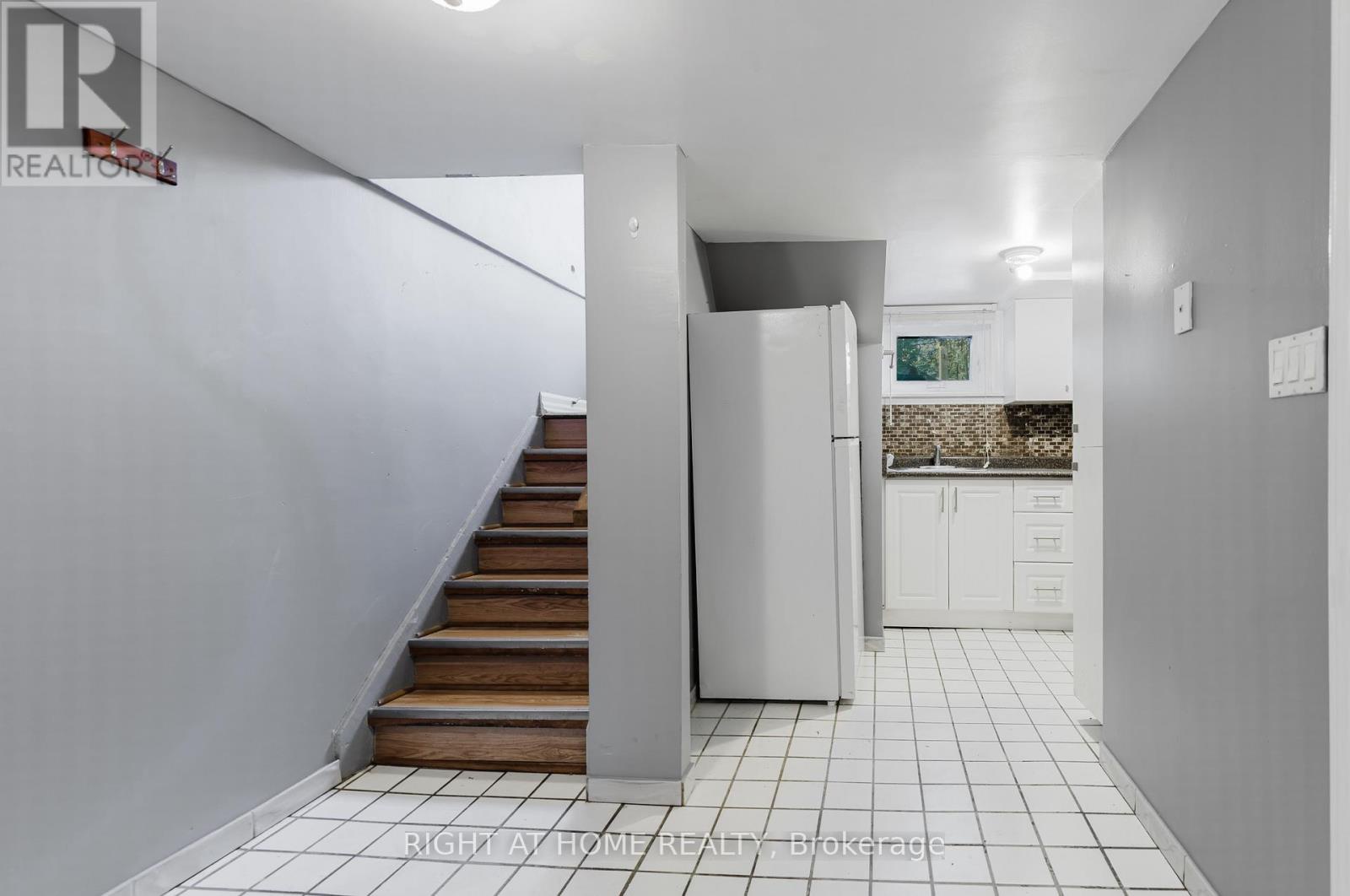 26 Sixteenth Street, Toronto (new Toronto), Ontario