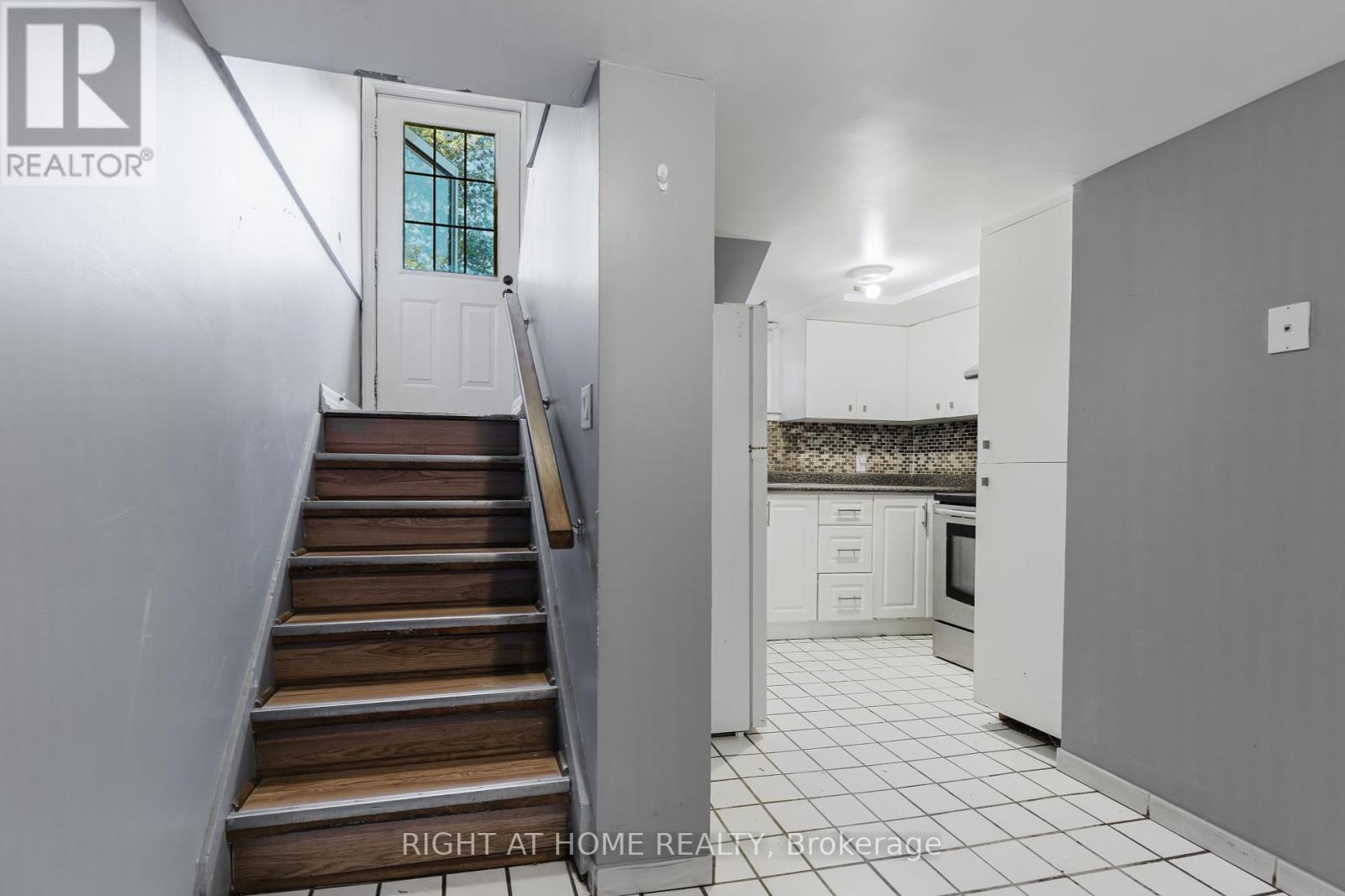 26 Sixteenth Street, Toronto (new Toronto), Ontario