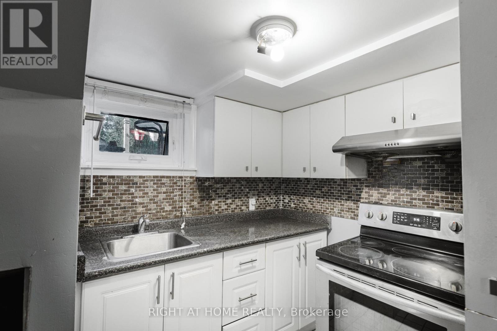 26 Sixteenth Street, Toronto (new Toronto), Ontario