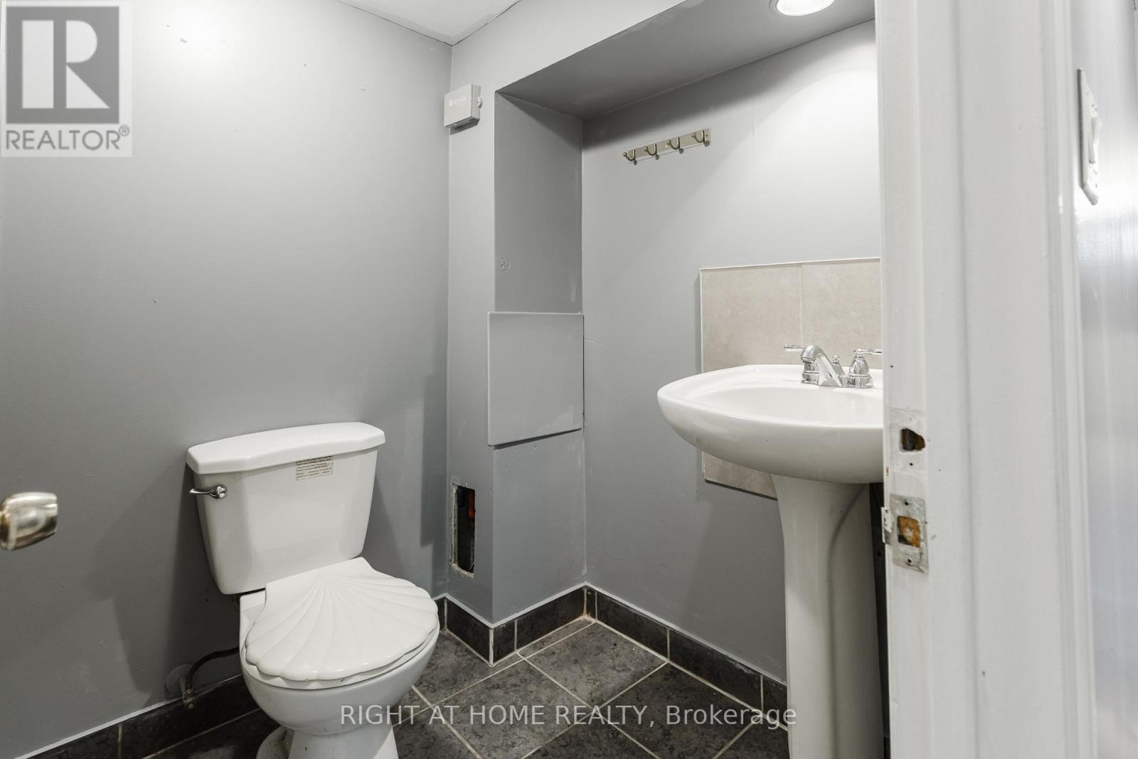 26 Sixteenth Street, Toronto (new Toronto), Ontario