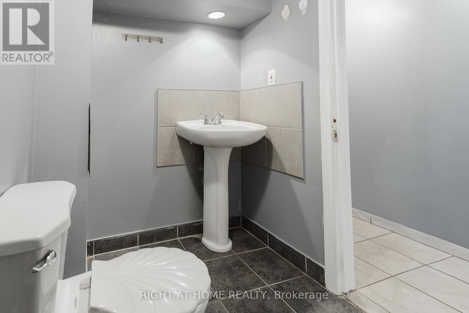 26 Sixteenth Street, Toronto (new Toronto), Ontario