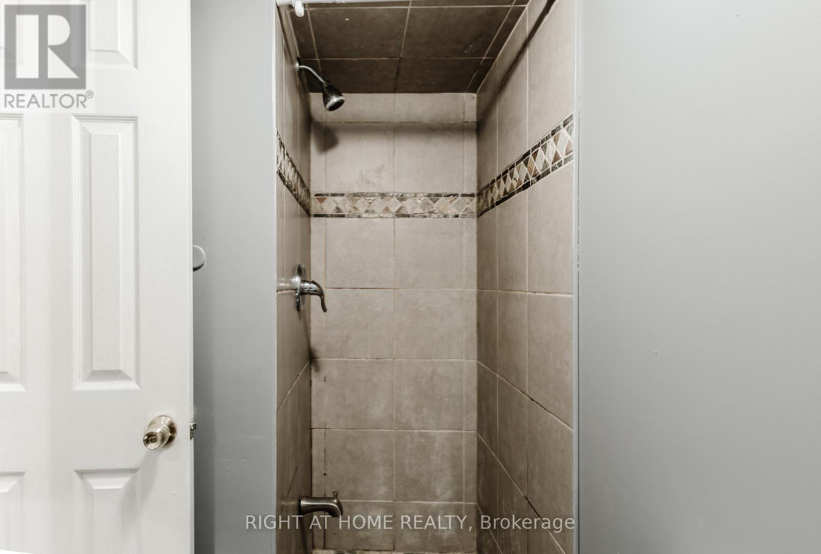 26 Sixteenth Street, Toronto (new Toronto), Ontario