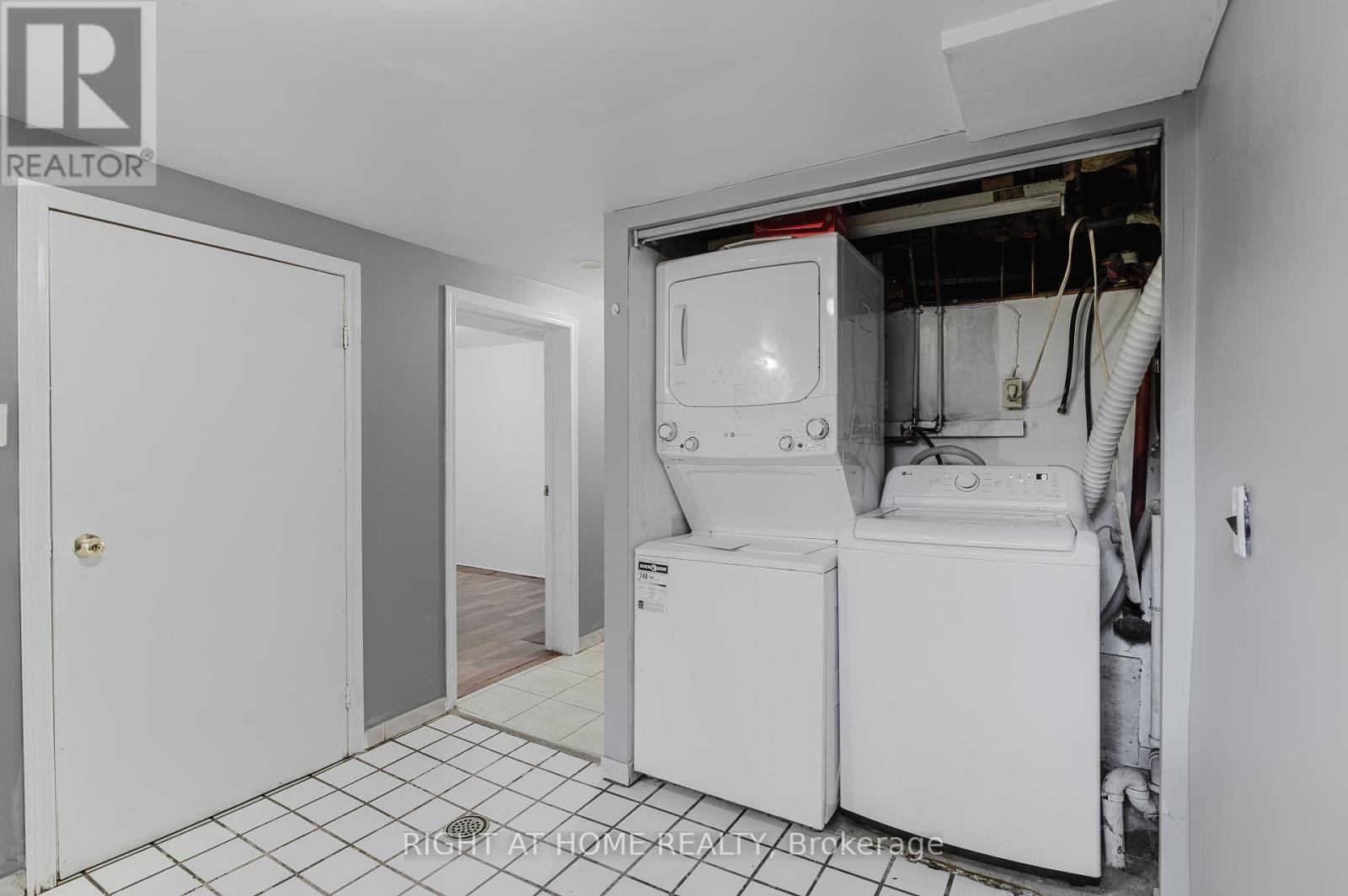 26 Sixteenth Street, Toronto (new Toronto), Ontario