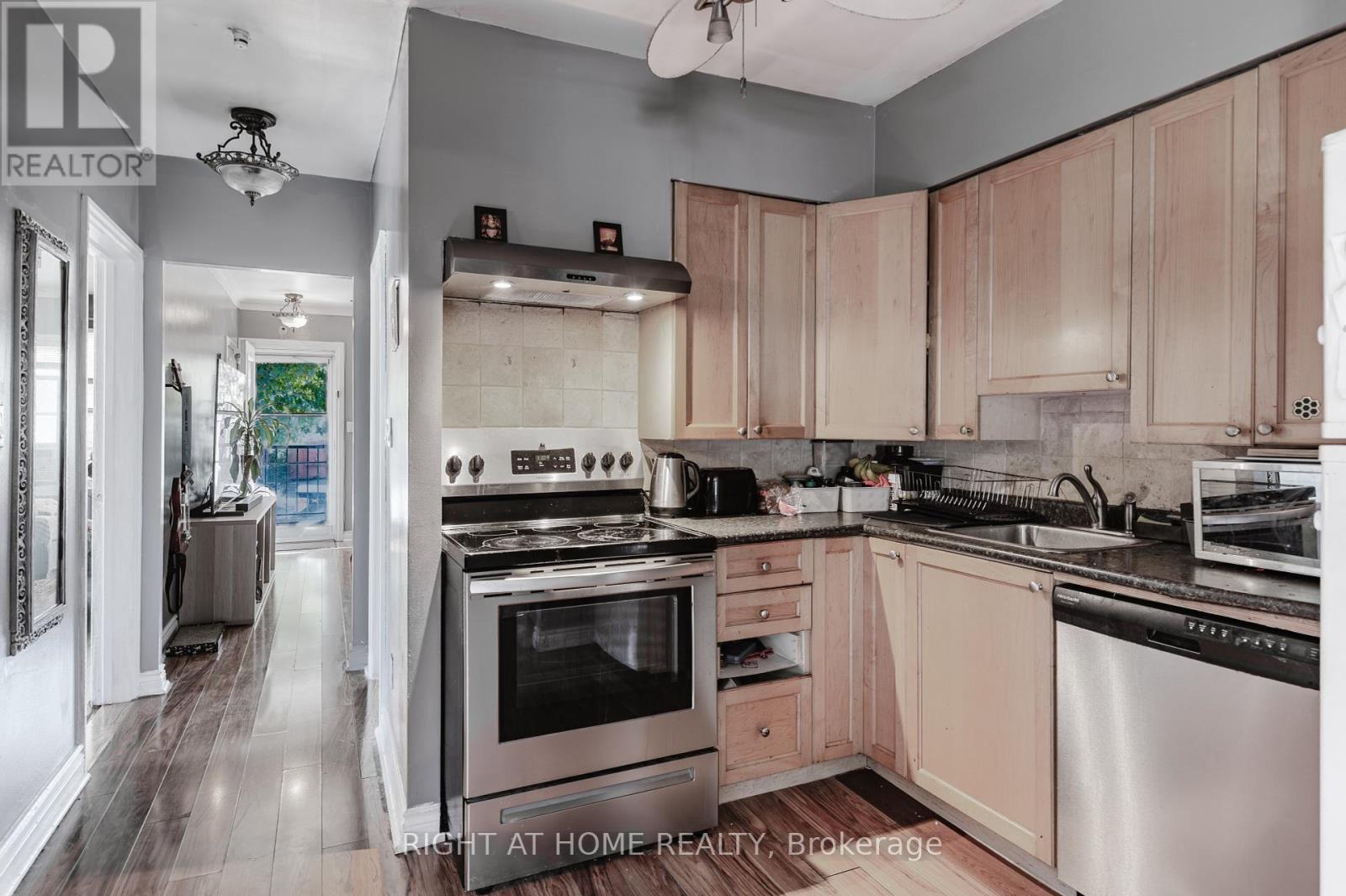 26 Sixteenth Street, Toronto (new Toronto), Ontario