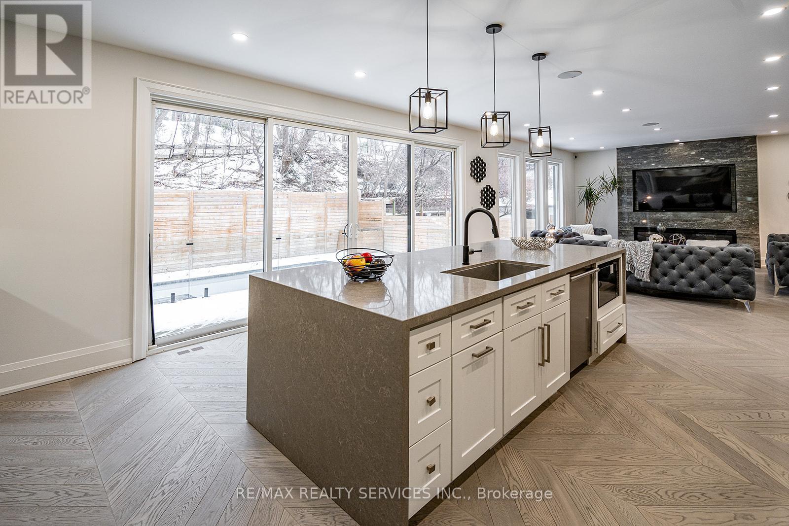 3 Bonnyview Drive, Toronto (stonegate-queensway), Ontario