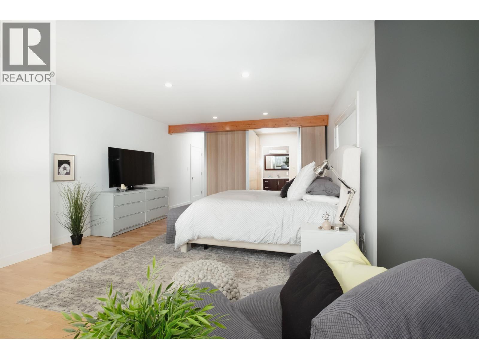 1095 W Keith Road, North Vancouver, British Columbia