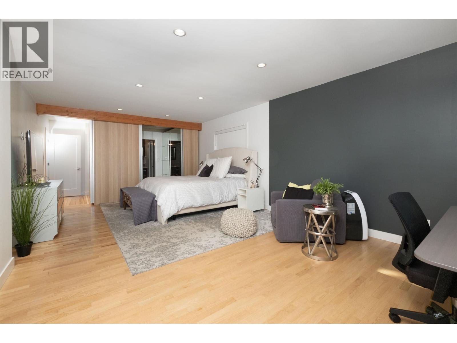 1095 W Keith Road, North Vancouver, British Columbia