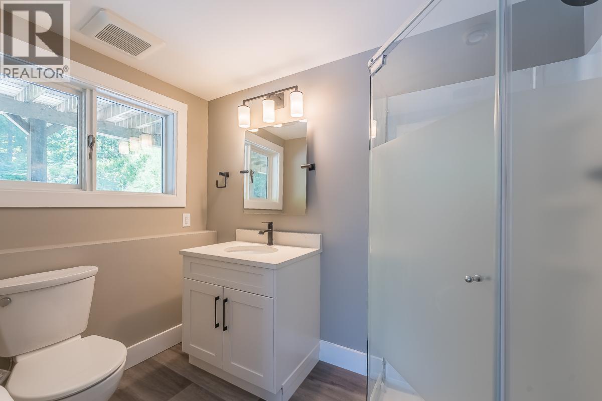 7430 Crowfoot Drive, Anglemont, British Columbia