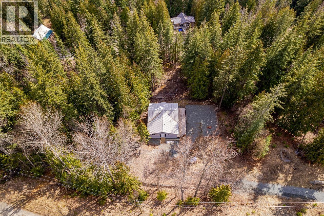 7430 Crowfoot Drive, Anglemont, British Columbia