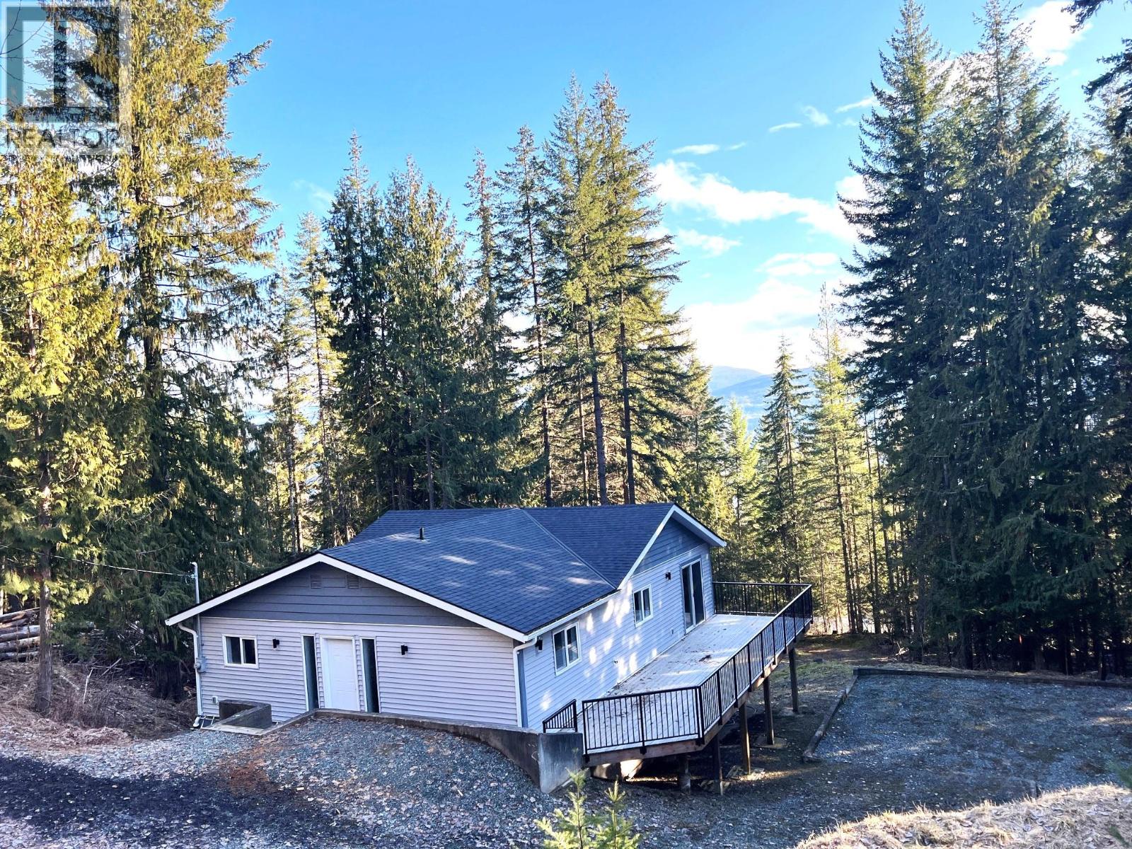 7430 Crowfoot Drive, Anglemont, British Columbia